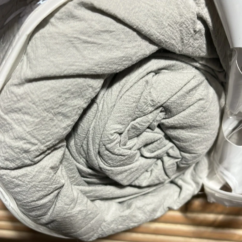 Twin XL jacquard comforter 66 x 90 in gray